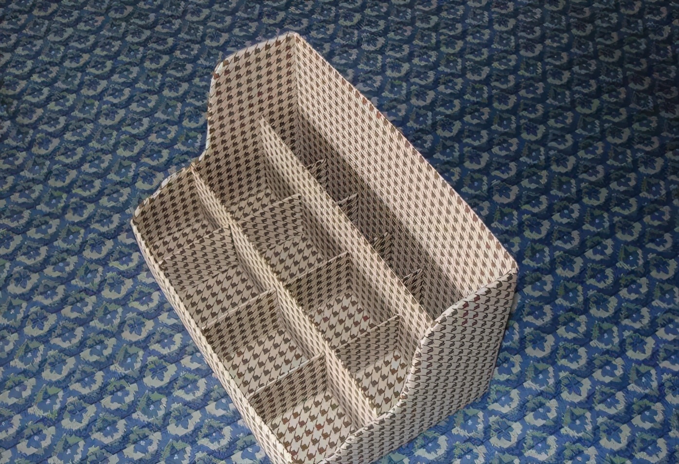 废旧纸板制作收纳盒教程,纸板自制墙壁收纳盒