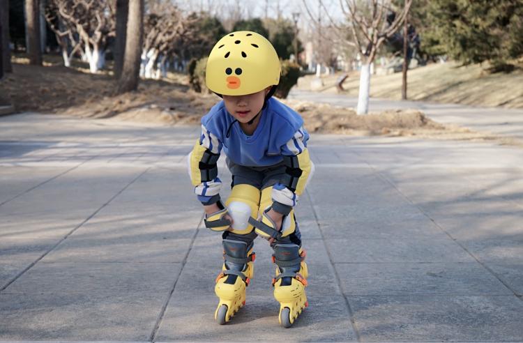 柒小佰轮滑鞋儿童6-12岁,轮滑就该这么玩