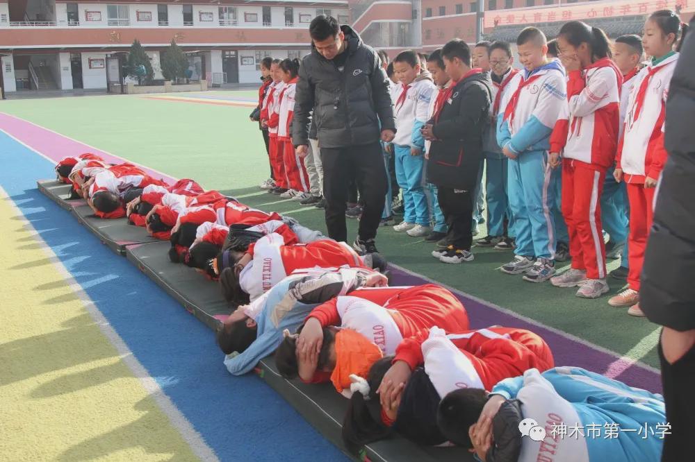 神木第一小学拔河比赛,小学体育优质课简报