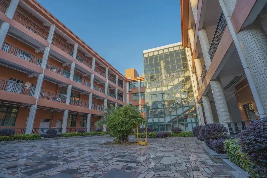 广东最好的高职32所,广东深职学院最低排名