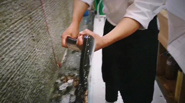 昆明唯一屋顶清真居酒屋，居然还能吃到活鳗鱼，48元清酒喝到嗨