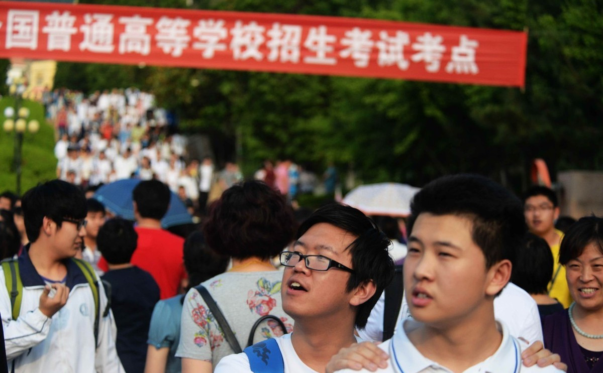 女儿复读一年考三本不想上咋办,今年想复读可以降级复读吗