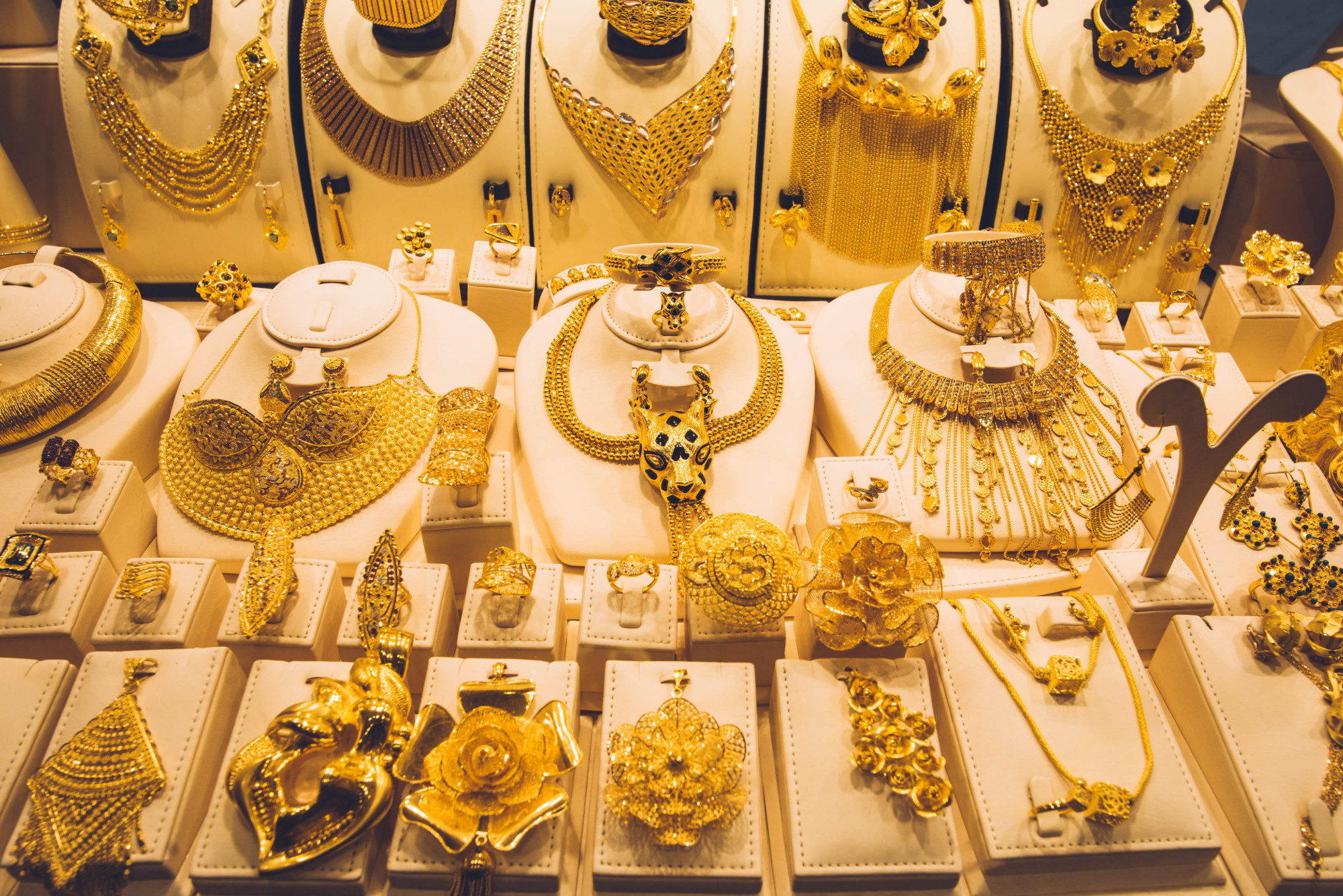 迪拜这个地方，汇集了世界各地的香料和黄金，是当地人的珍宝之城