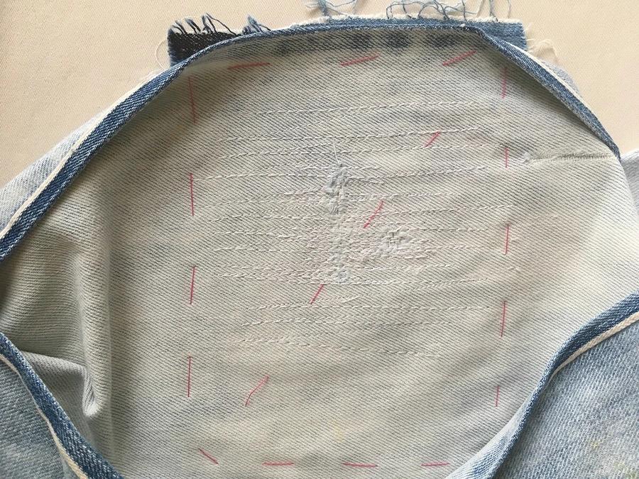 牛仔裤的膝盖烂了怎样补,牛仔裤的膝盖烂了怎么拿线缝