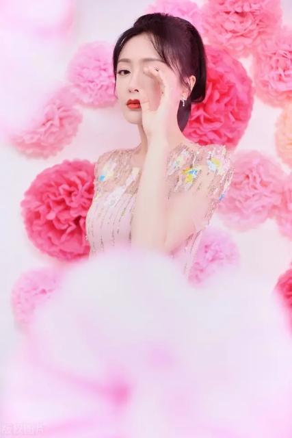 40岁至今单身又怎样？山风姐姐独自美丽，最飒不过一个眼神