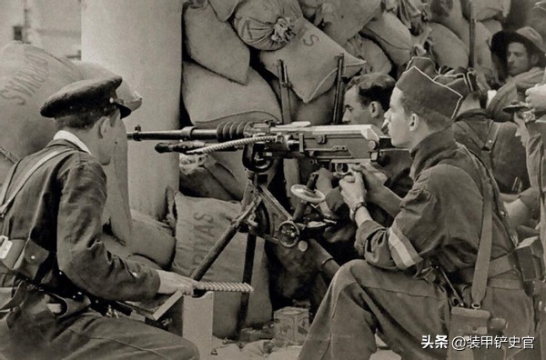 维克斯马克沁1912气冷式重机枪,被马克沁机枪和大炮取代的年代