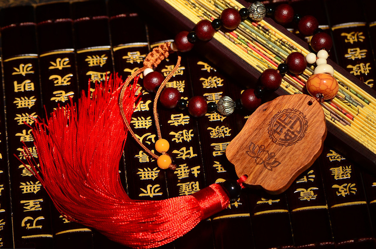 能不能穿金戴银去寺庙,一般人最好不要戴佛像的配饰