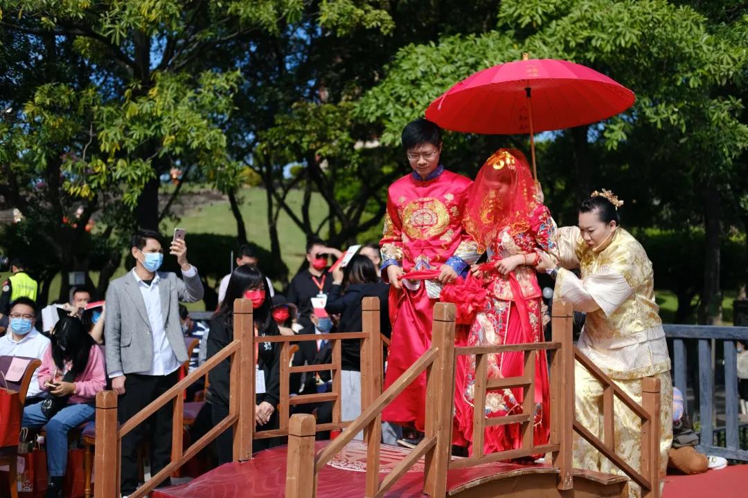番禺｜太幸福啦！15对新人在莲花山举行集体婚礼，传统仪式有韵味