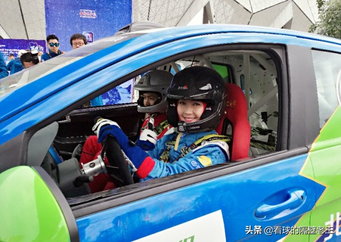 她的运动生涯太坎坷！离婚后自己带女儿，现与大5岁的男友很甜蜜