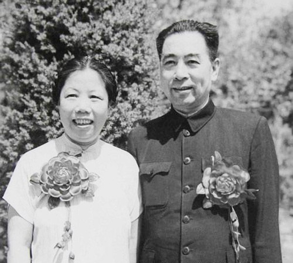 周恩来最后一个春节，病情恶化做完大手术，挂念患病的矿工和学者