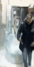 回家的路上看到这么多钱，背包都装不下啊，现在该怎么办