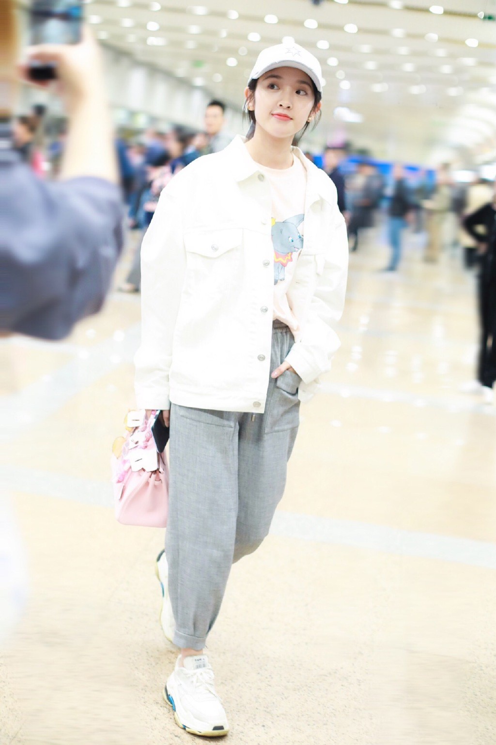 唐艺昕穿背带裙现身机场减龄扮嫩,唐艺昕白色外套搭浅色牛仔裤