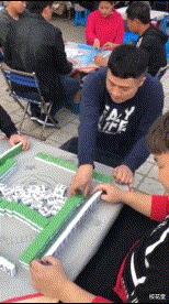 电梯里的妹子通常咋启齿搭讪比力好啊？哈哈