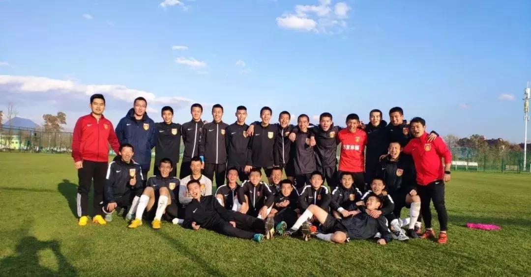 河北华夏八个梯队隆重升旗要把军训好作风植入冬训