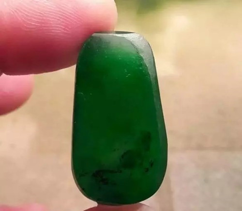 十五万买翡翠原石切开震惊众人,翡翠原石切开后哪种纹路是正常的