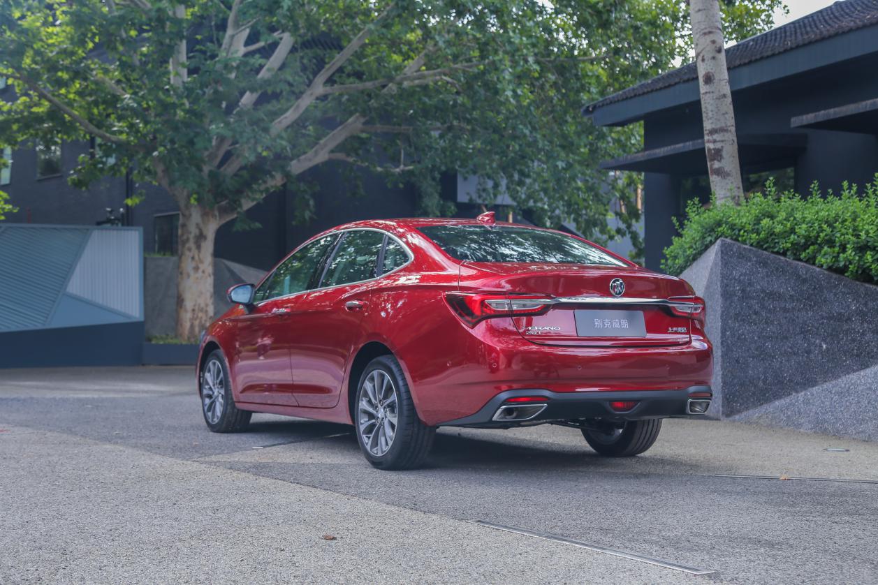 高颜值油耗低价钱低的轿车,高颜值便宜燃油车