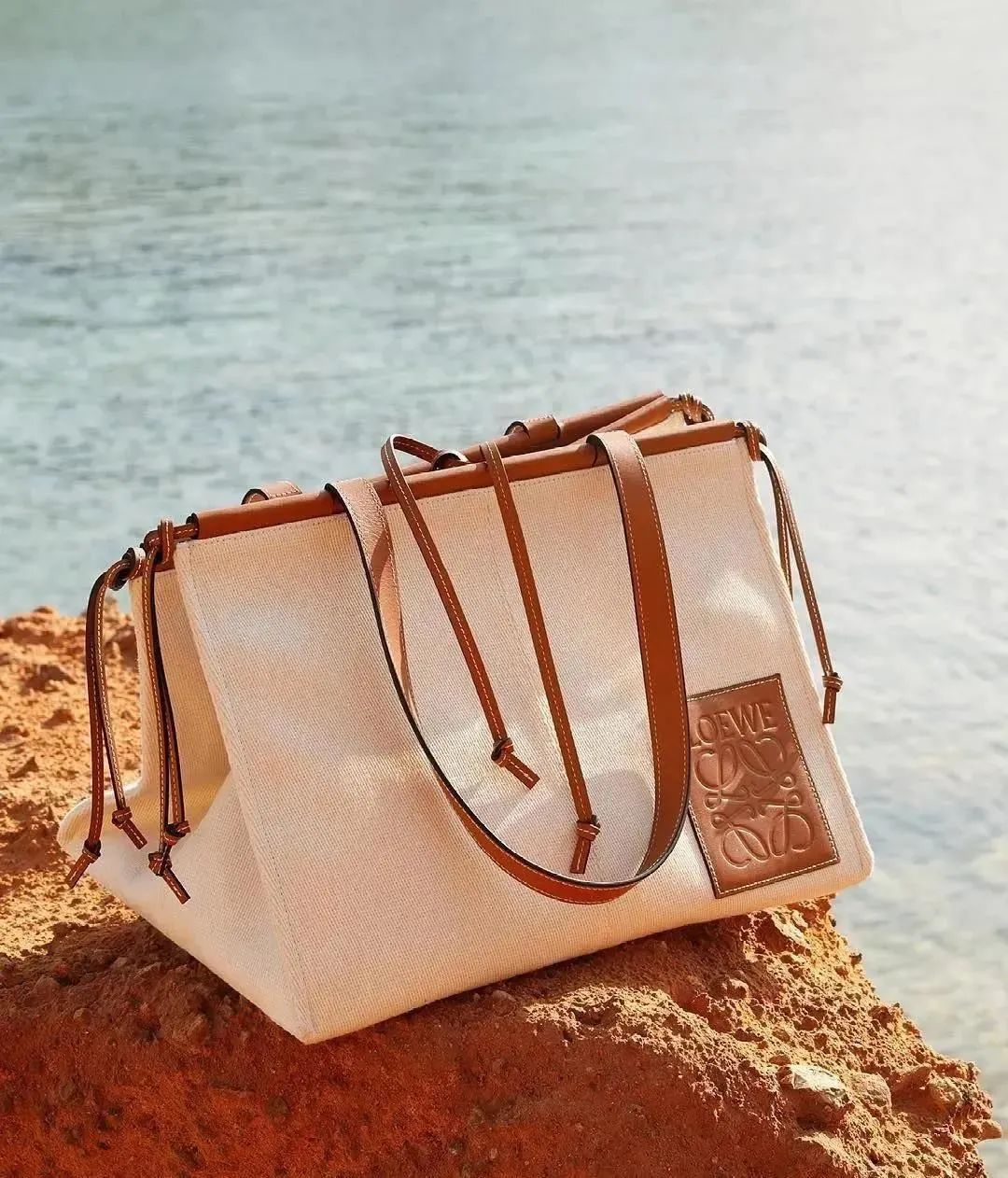 这才爆红一年就这么能“装”了?3w的包一背我都认不出来了…