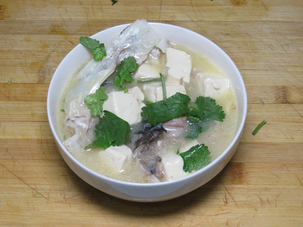 鱼头这样做太香了不煎不炸不炖汤,用鱼头做鱼头豆腐汤前如何处理