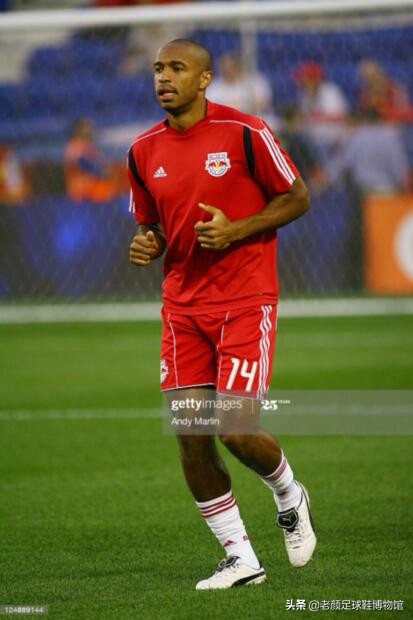 枪王加盟巴萨如愿获得欧冠，生涯唯一污点用手将法国队拍进世界杯