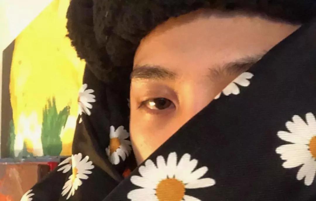 她今天为踩高铁小桌板道歉后，这双“小雏菊”也被实锤假货了