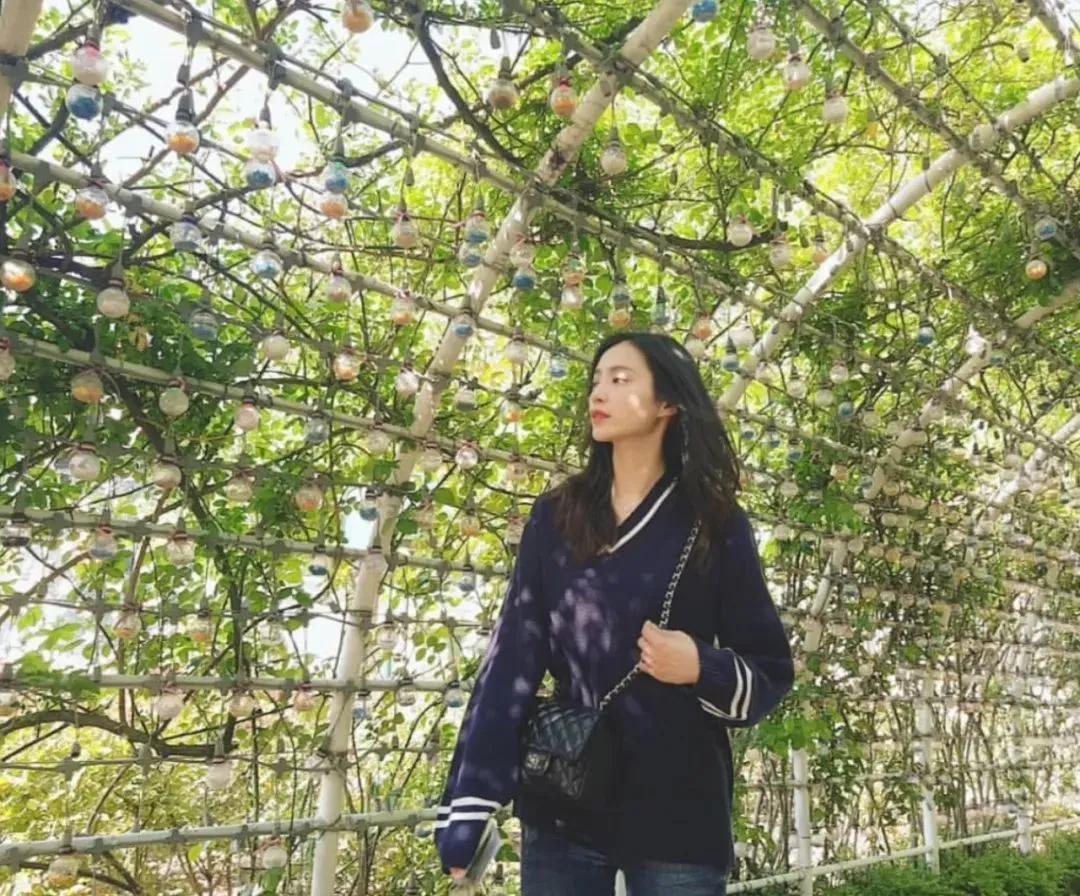 身材不输女星柳岩,关婷娜身材不输柳岩