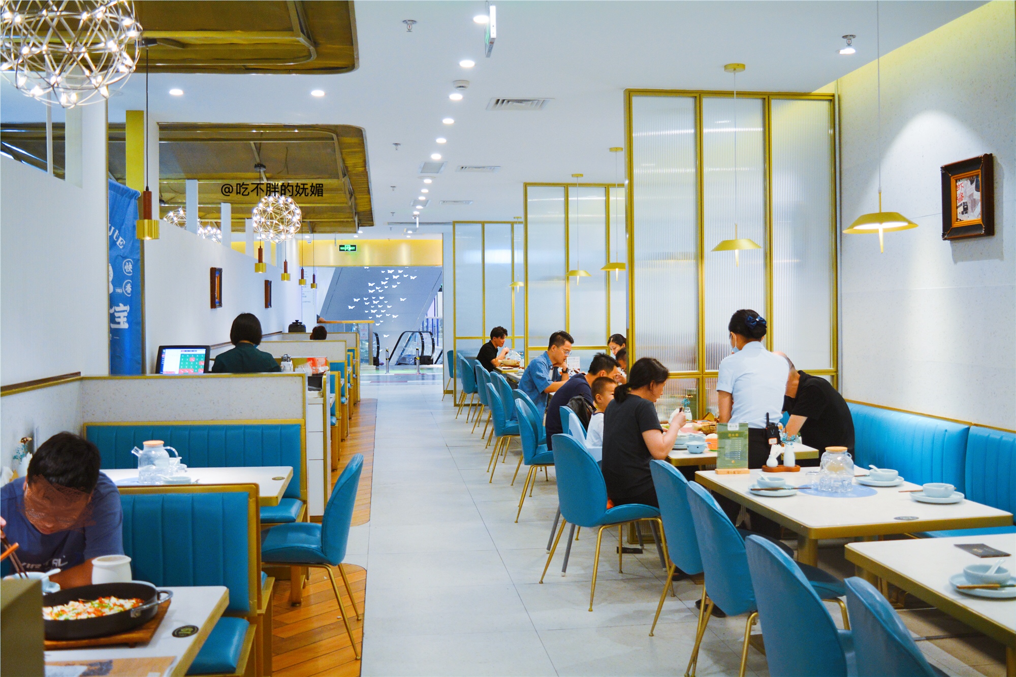 厨师拖着砂煲小跑上菜，这份200℃的广式沸腾，你不尝尝？