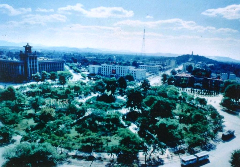 20年前的鞍山市府广场,80年代鞍山站前公园广场老照片