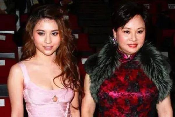 蓝琼缨十四岁嫁赌王被宠三十年,蓝琼缨14岁嫁给何鸿燊