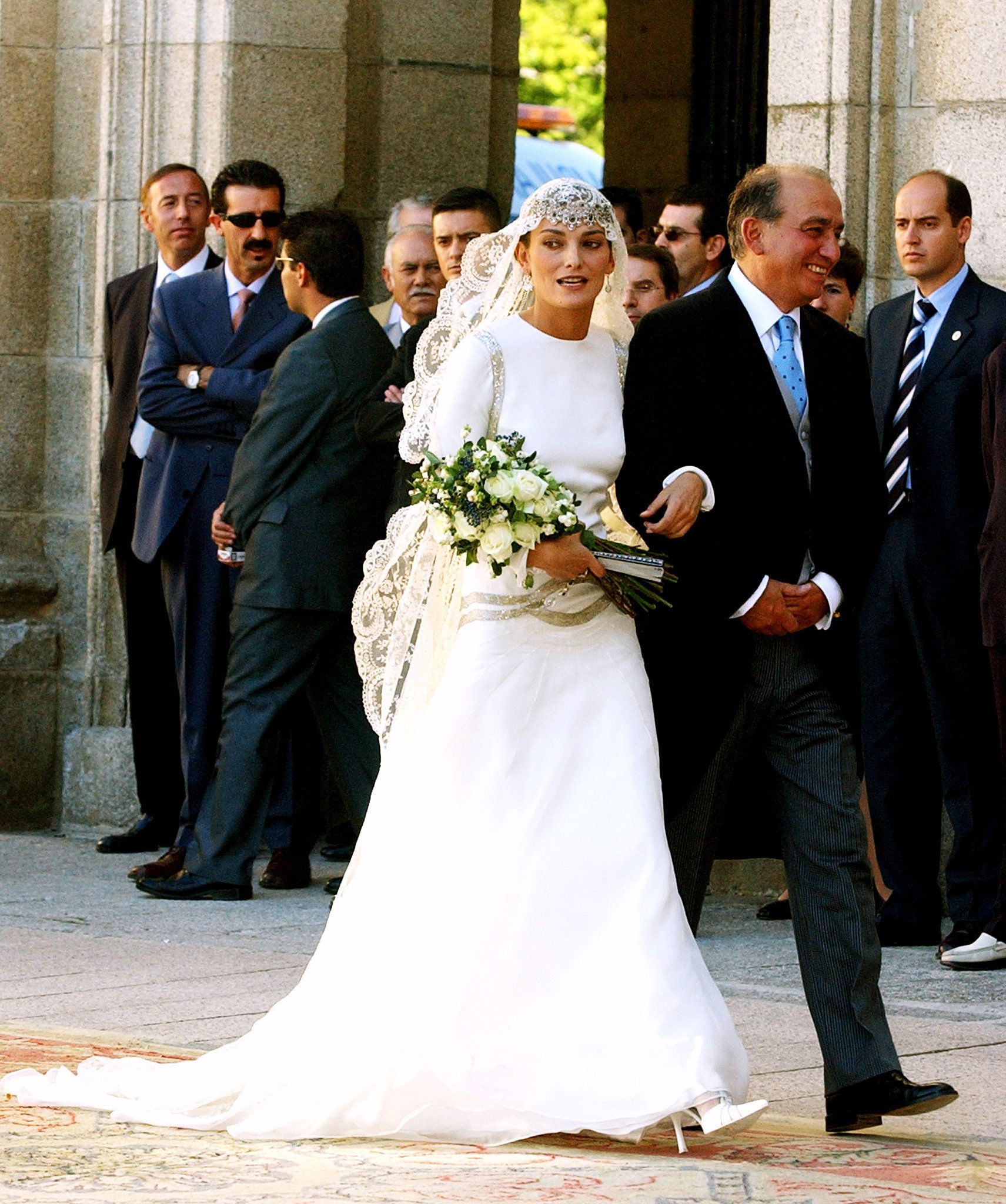 看了这些王室婚礼，原来王妃们佩戴头纱的方式，可谓百花齐放啊