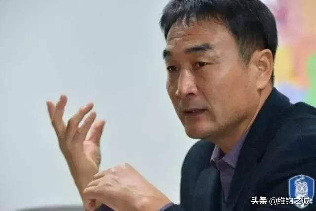 韩国外援因不能首发怨恨主帅,见一次吐一口痰。