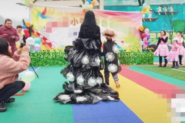 幼儿园宝宝制作垃圾袋裙子,幼儿用垃圾袋做时装秀