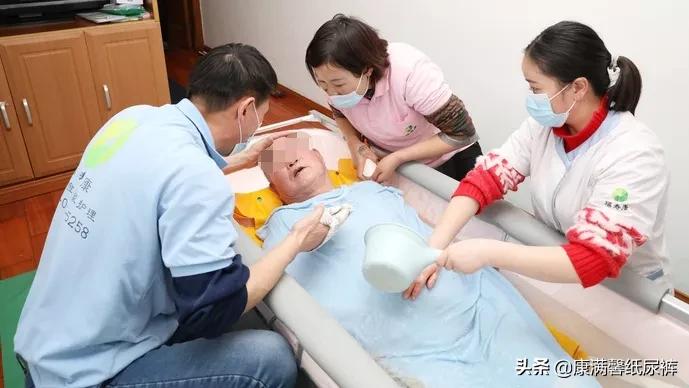 有男有女,上门陪洗澡,可以预约。这门生意火了…