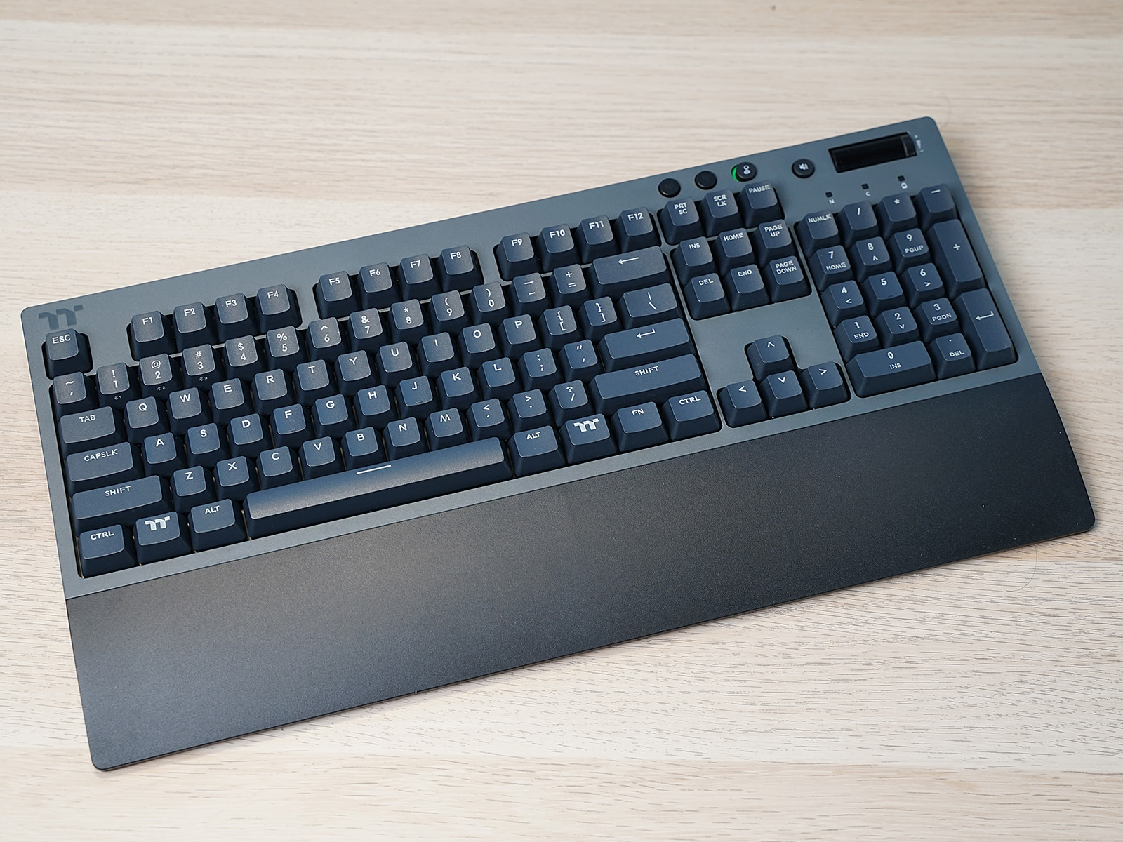 秀桌面：送老婆RGB全家桶PC，钱都花在光效上的感觉真棒