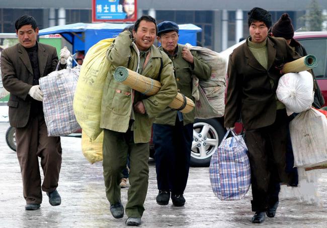 农民工免费坐飞机回老家,农民工乘坐飞机返家