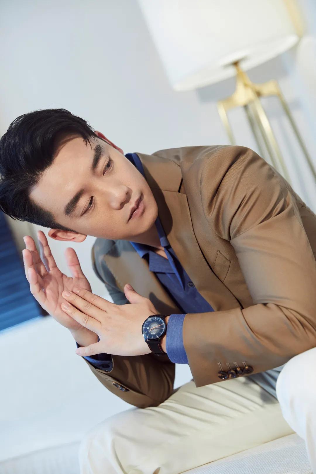 郑恺代言的手表最新款,郑恺美度指挥官幻影