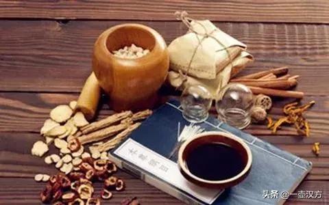 今日端午，吃粽子、插艾条、赛龙舟、佩香囊，端午过后，注意养生