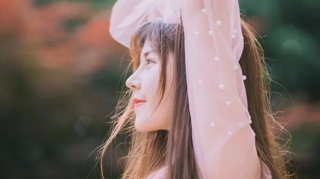 女人不主动联系你却回你消息,女人不回你消息的真实心理