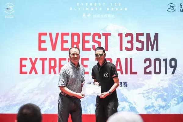 历经几十年登上珠穆朗玛峰的人,一群普通人攀登珠峰的故事