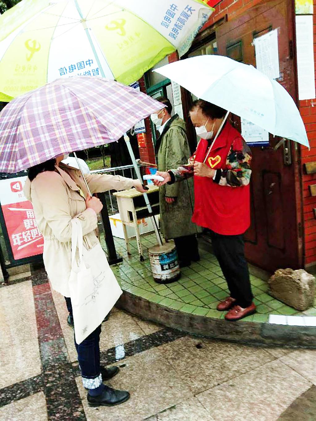 夕阳无限好银发志愿者,银发志愿者的风采