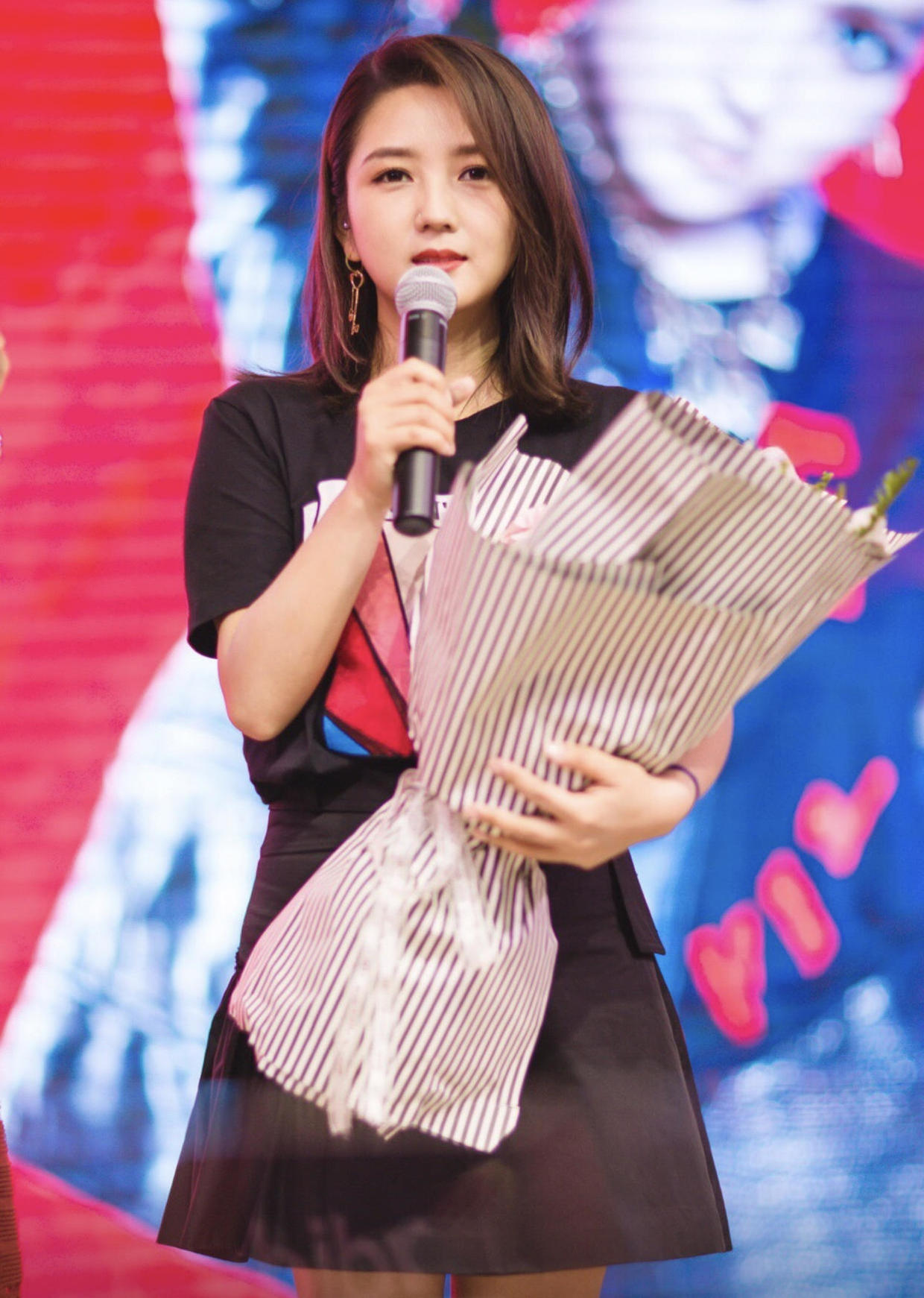 何洁终于减肥了图片,何洁化妆瘦了穿一身黑裙