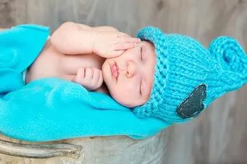 头发怎样柔顺光滑乌黑,用正确的方法护理宝宝的头发