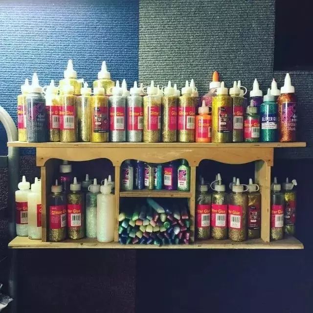 一个95后美女开了一家超市,85后美女开了一家超市