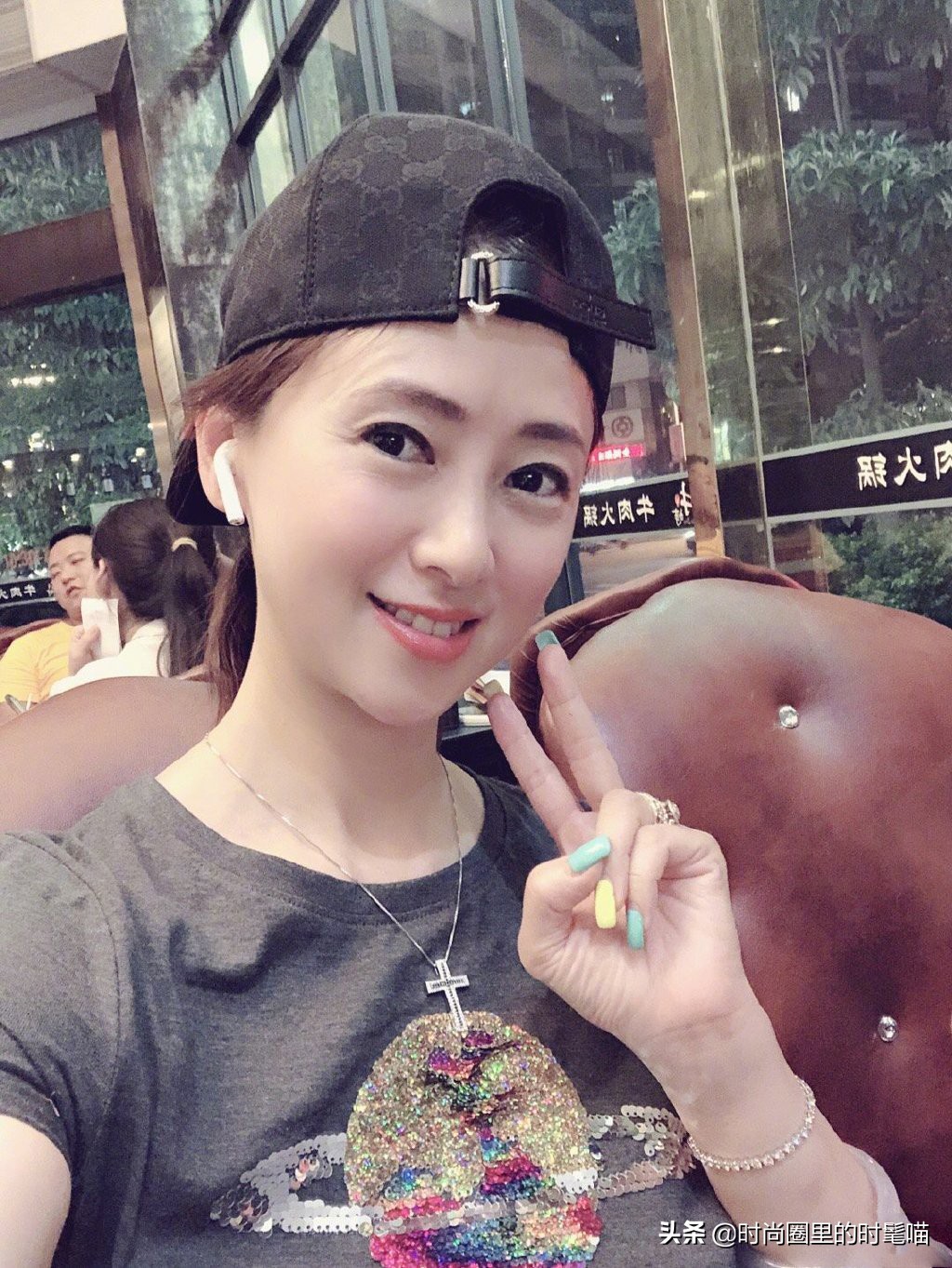 *虹翁**晒最新照片，穿米色流苏套装充满青春活力，51岁的颜值太逆天