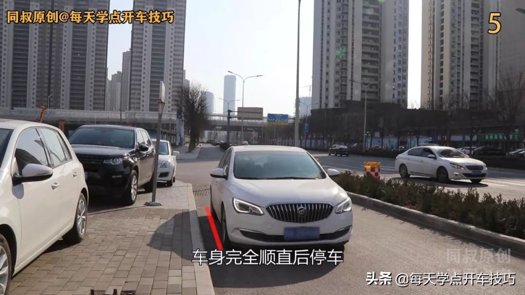 靠边停车的技巧对箭头,靠边停车怎样不刮蹭车头