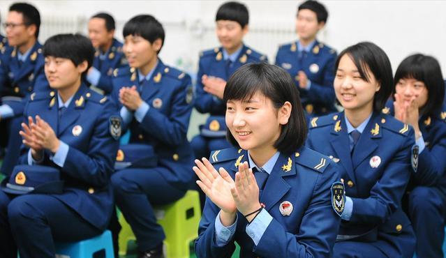 大学生当2年兵考军校有几次机会,大学生当二年义务兵到底值得吗
