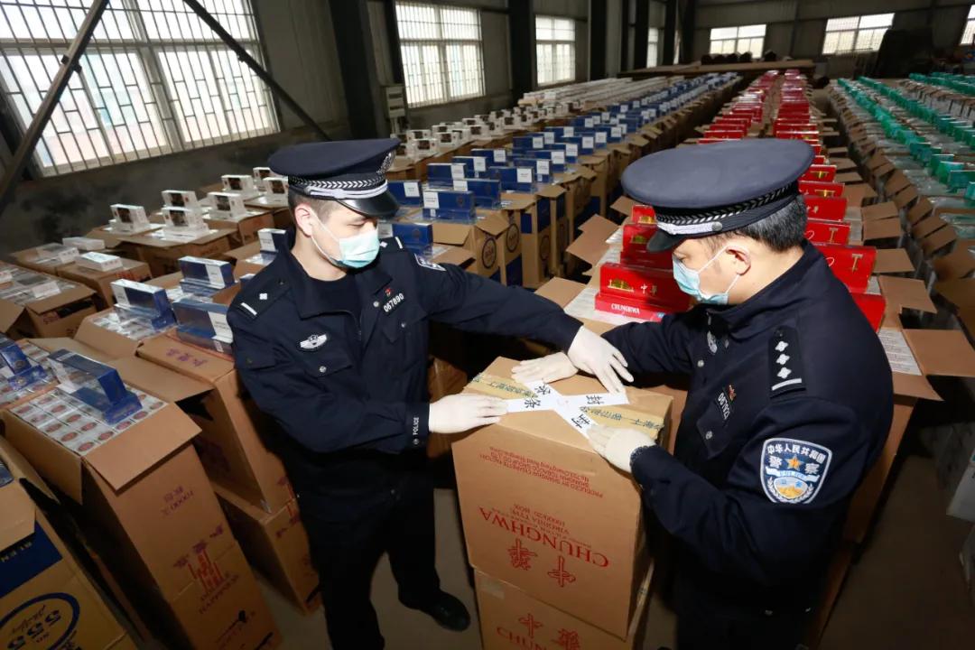 深夜，43万条香烟从海上漂来