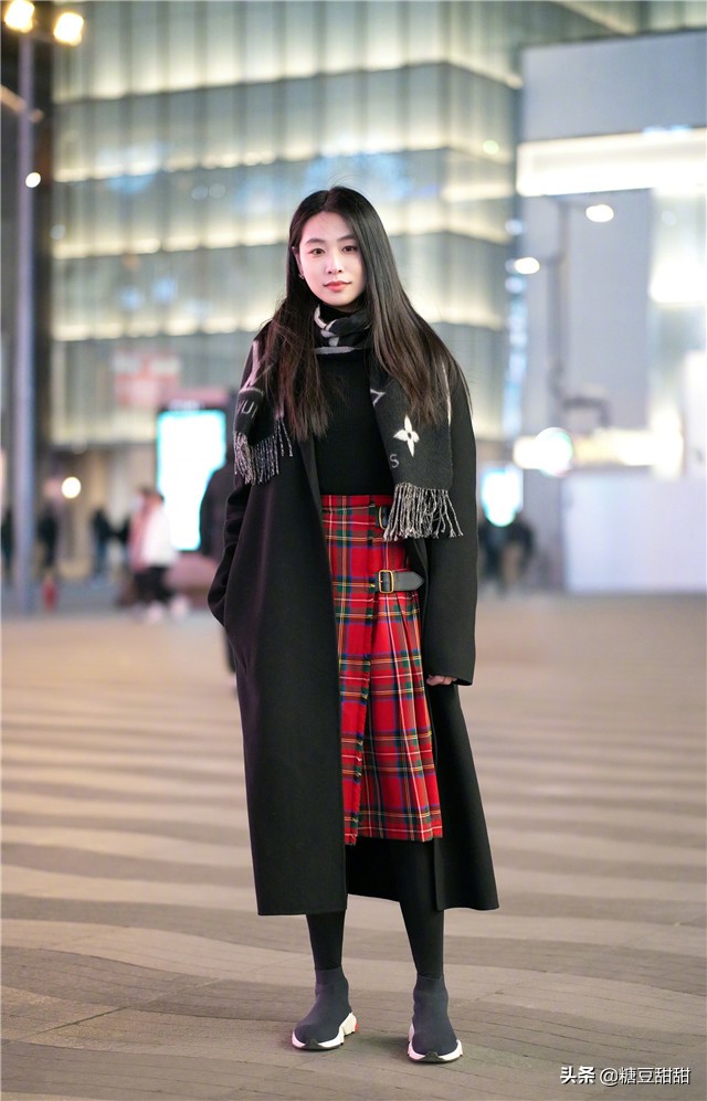 格纹元素怎么穿才更时髦,格纹经久不衰的经典潮流穿搭