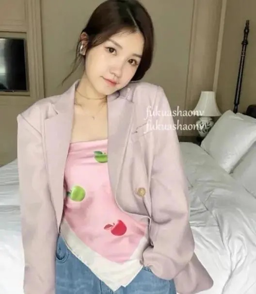 丝巾有什么时髦的使用方法,夏天系丝巾怎样发朋友圈