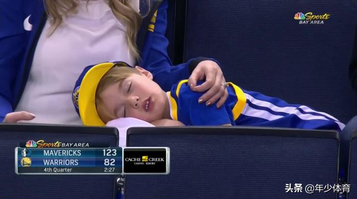 勇士球迷困的都看不下去，睡着了，就因为东契奇跟勇士上了一课？