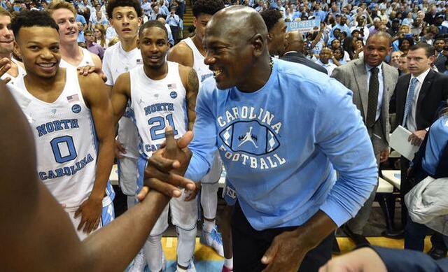 原来乔丹如此不忘本!公益活动穿“北卡蓝”,大学球裤一穿20年